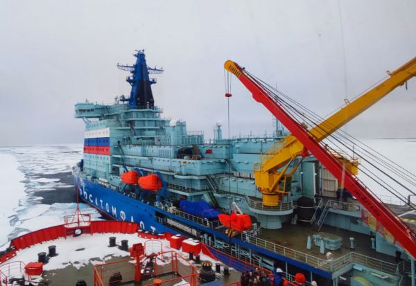 Два атомных ледокола встретились на границе двух морей