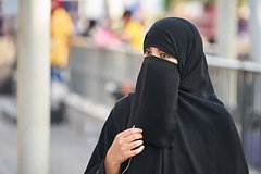 Пытавшуюся снять никаб с пассажирки в метро Москвы пенсионерку наказали