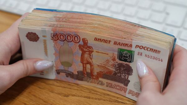 Объем наличных в 2025 году упал рекордно с начала СВО