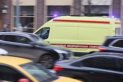 Перевозившая ребенка машина реанимации вылетела на газон после ДТП в российском городе