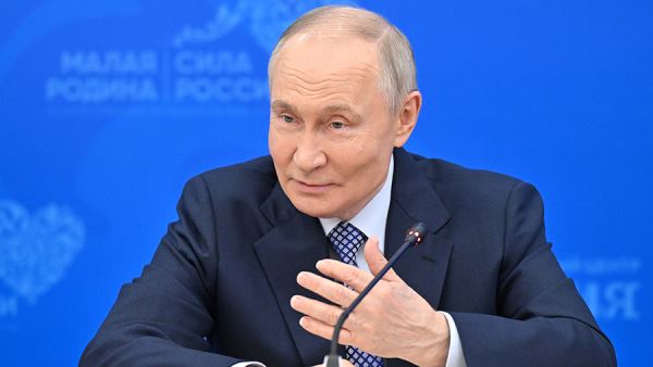 Путин указал на необходимость соблюдать сроки восстановления новых регионов