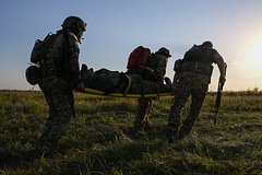 Российские военные 10 километров несли женщину-инвалида по минным полям ради ее спасения