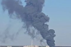 Стало известно о мощном пожаре возле завода в столице российского региона